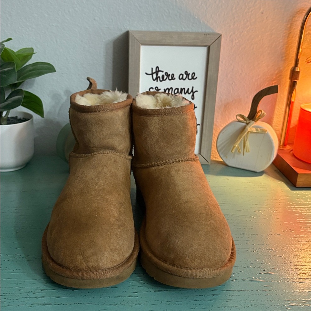 UGG Classic Tan Shearling Boots SZ 8 box 108